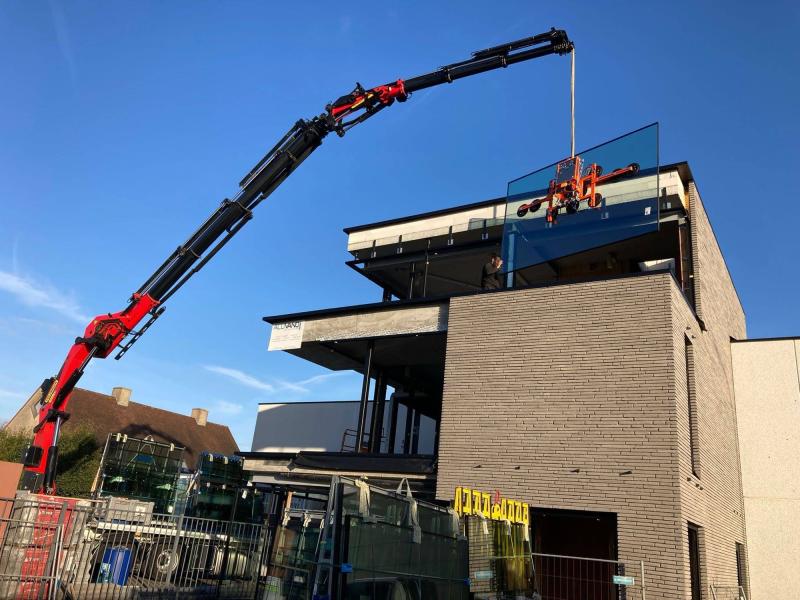 Glas plaatsen met een glaszuiger van MD Lifting