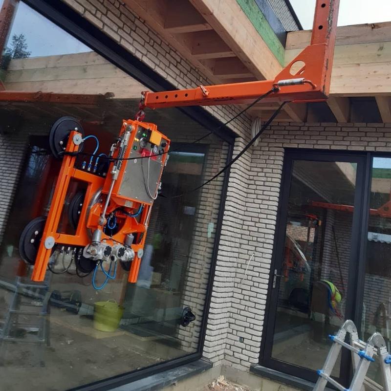 Glas plaatsen met een glaszuiger van MD Lifting