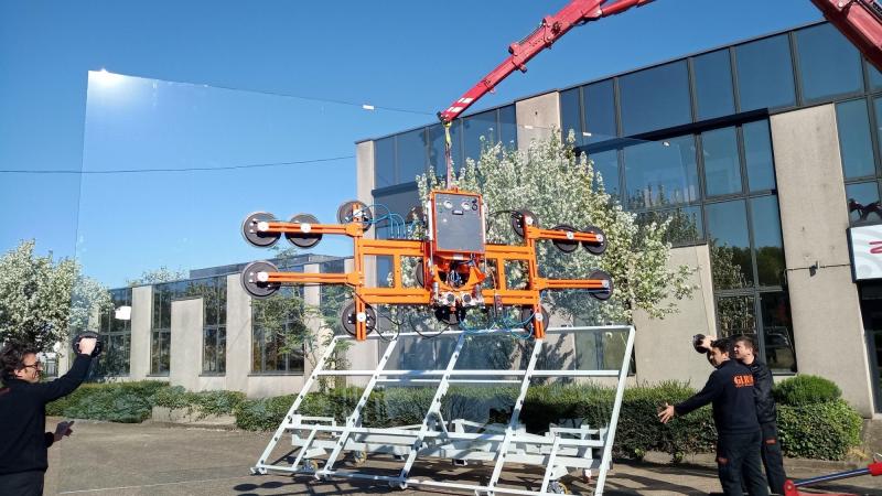 Glas plaatsen met een glaszuiger van MD Lifting
