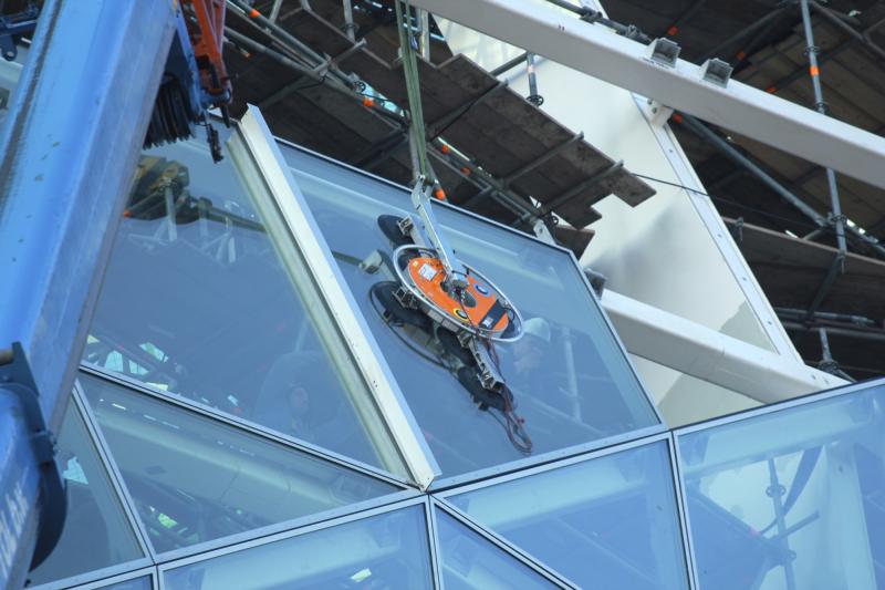 Glas plaatsen met een glaszuiger van MD Lifting