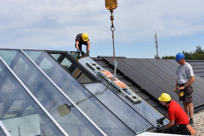 Glas plaatsen met een glaszuiger van MD Lifting
