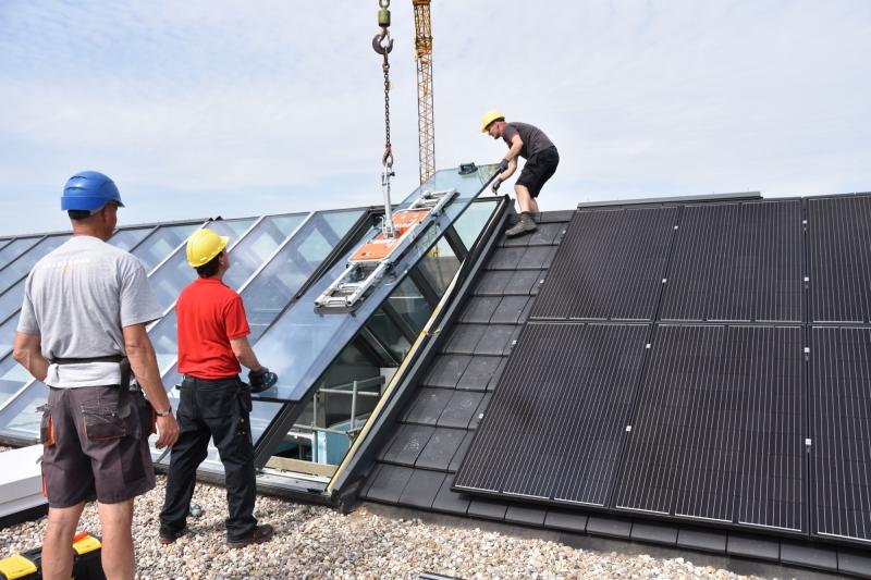 Glas plaatsen met een glaszuiger van MD Lifting