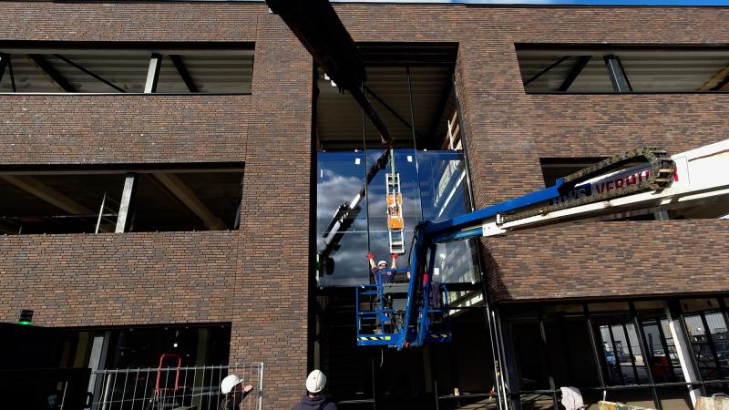 Glas plaatsen met een glaszuiger van MD Lifting