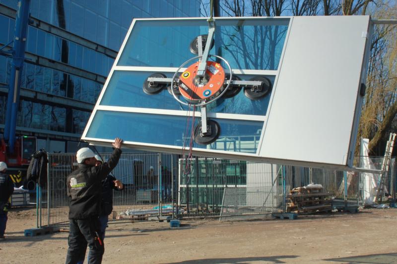 Glas plaatsen met een glaszuiger van MD Lifting