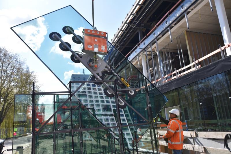 Glas plaatsen met een glaszuiger van MD Lifting
