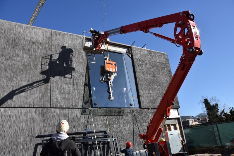 Glas plaatsen met een glaszuiger van MD Lifting