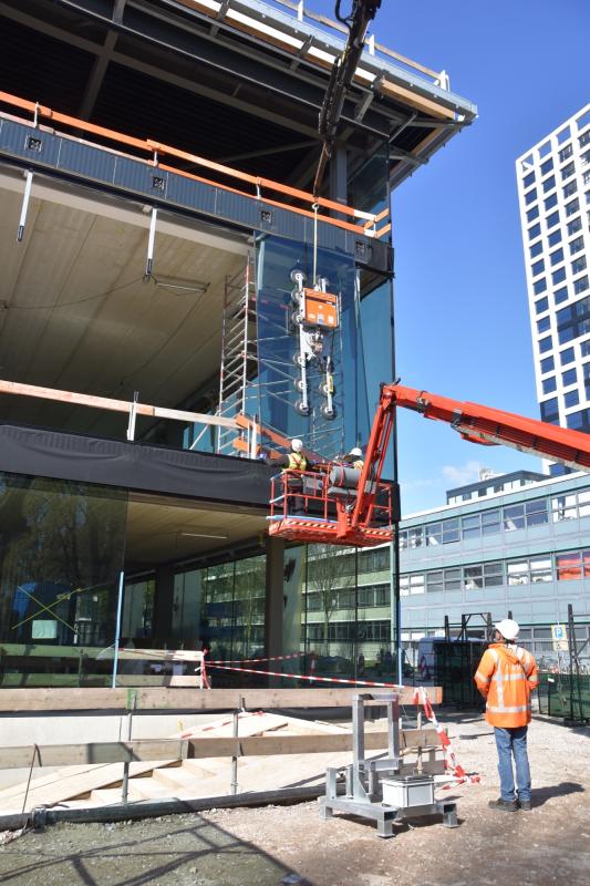 Glas plaatsen met een glaszuiger van MD Lifting