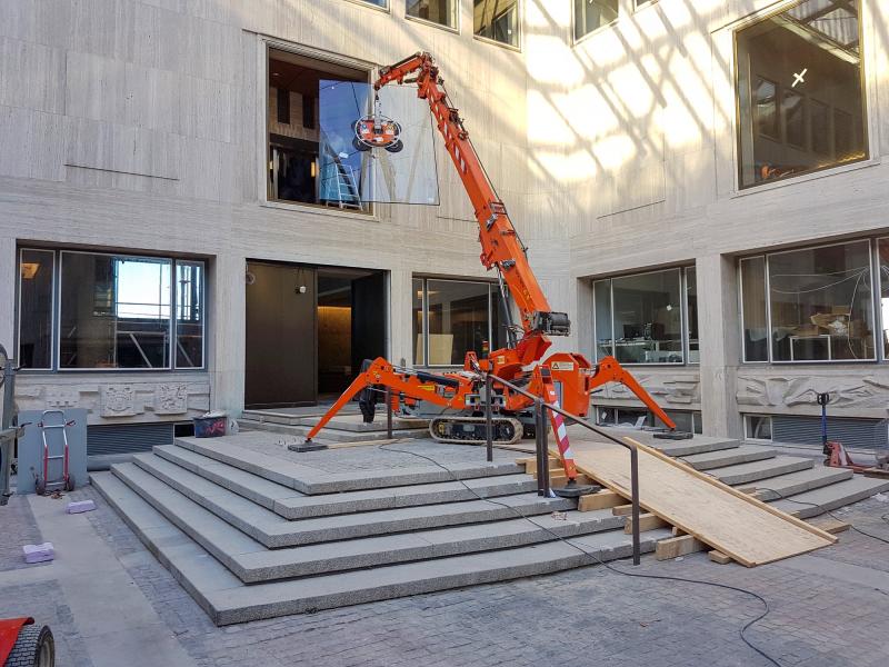 Rupskraan Jekko SPX532 aan het werk in een gebouw